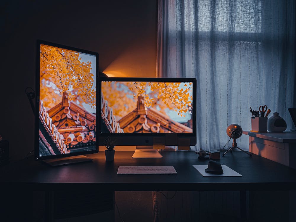 How to Set Up Dual Monitors the Right Way A dual monitor desk setup for remote workers showing two screens positioned correctly